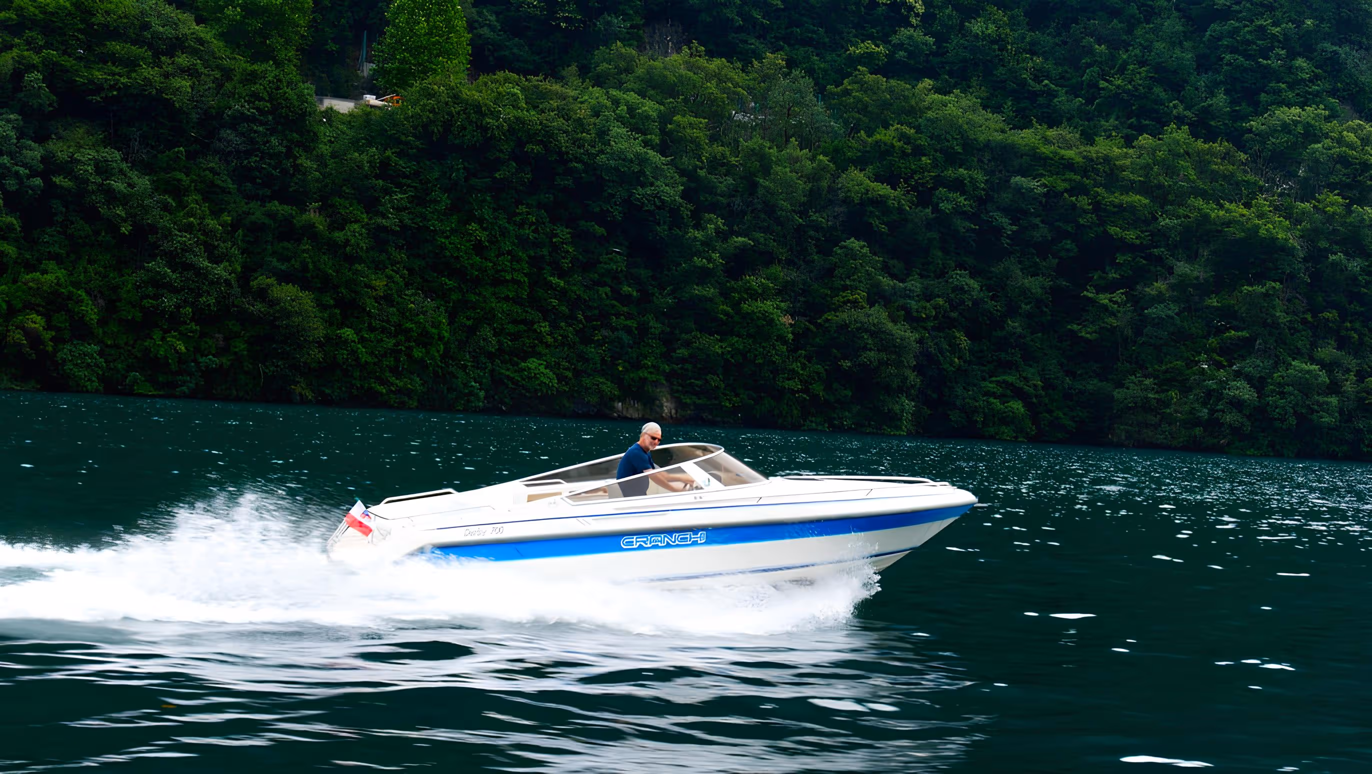 Private and sharing boat tours on lake Como, Italy. Speed boat