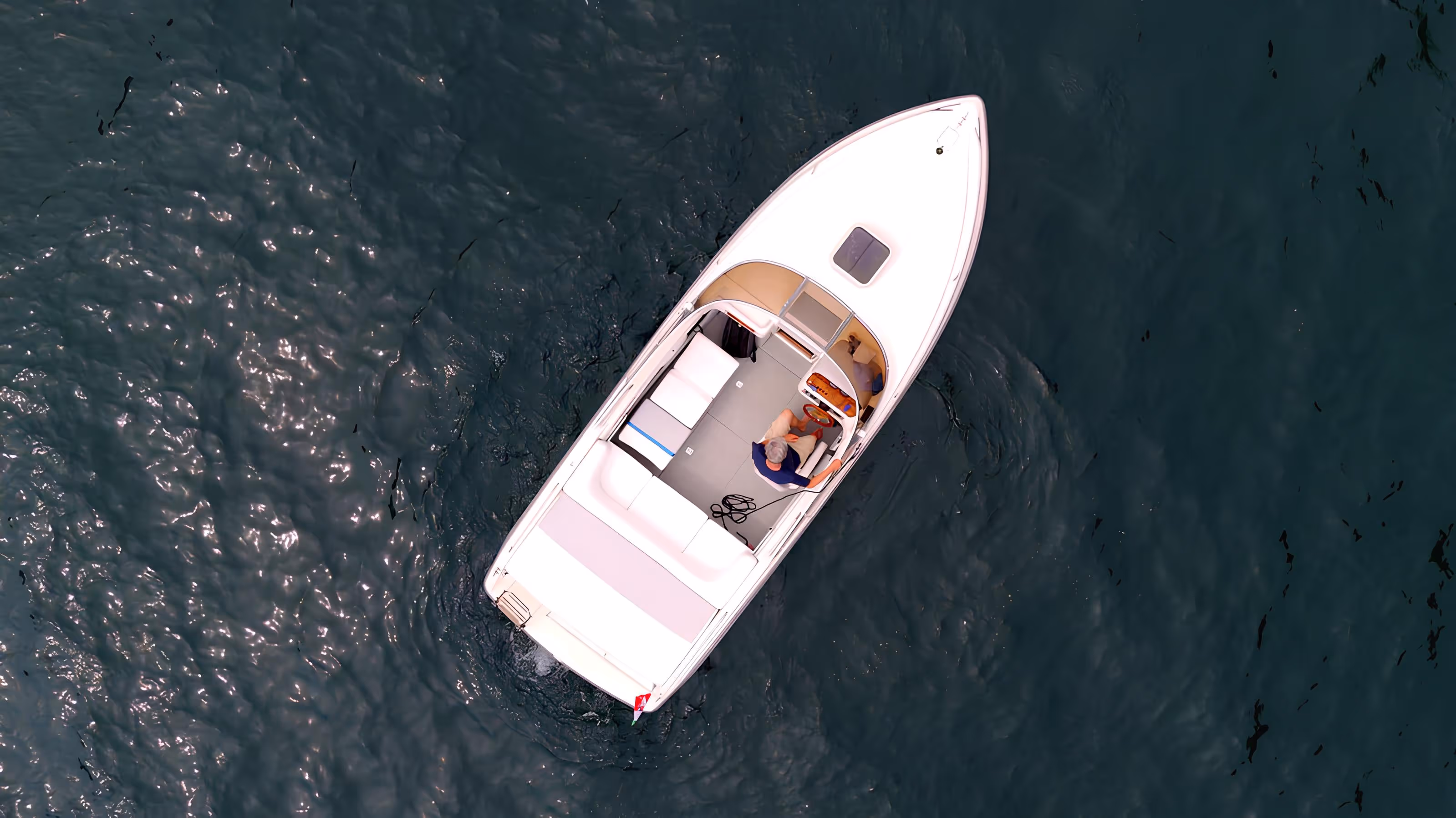 Private and sharing boat tours on lake Como, Italy. Speed boat