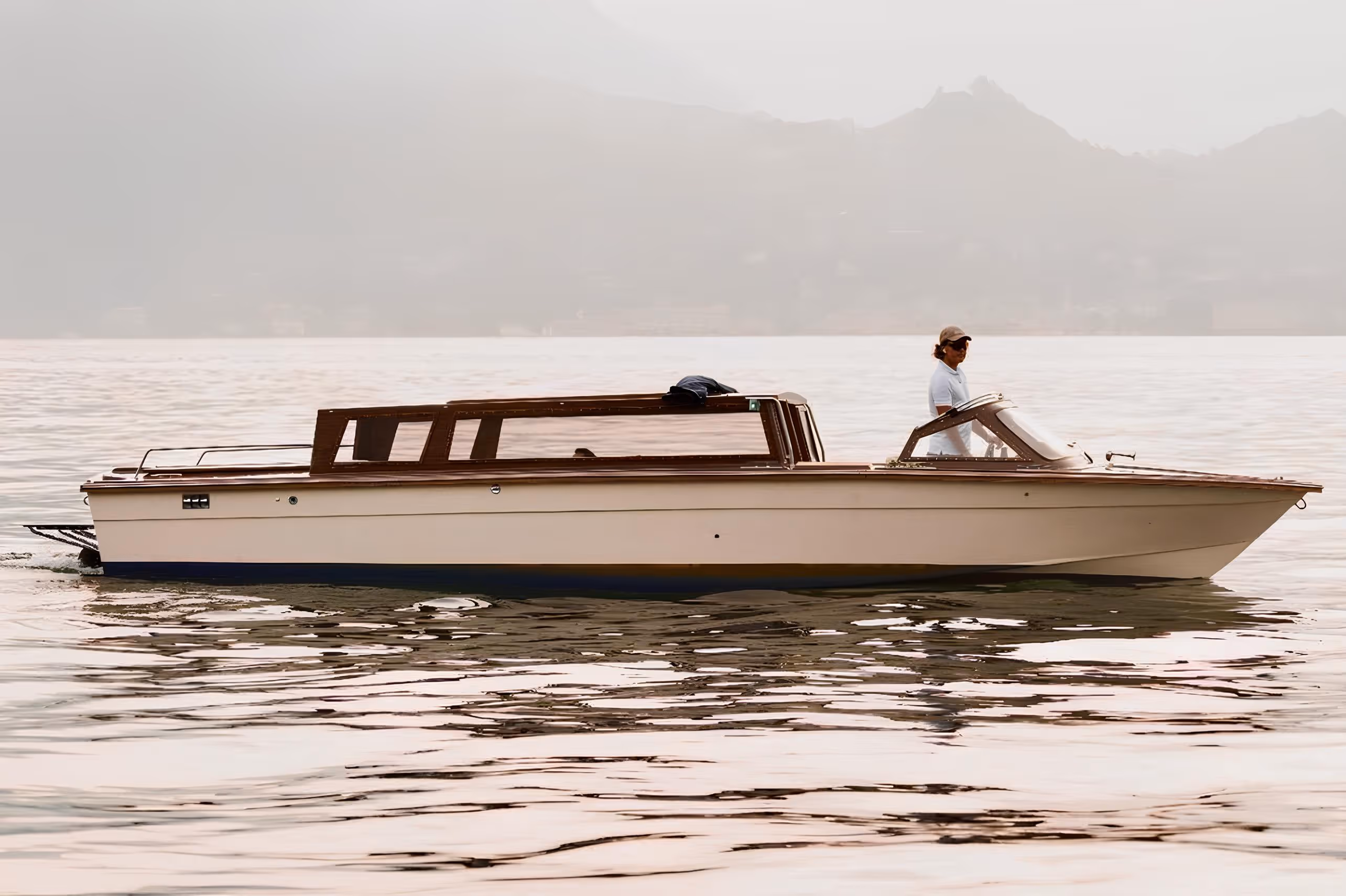 Private and sharing boat tours on lake Como, Italy. Venetian taxi boat