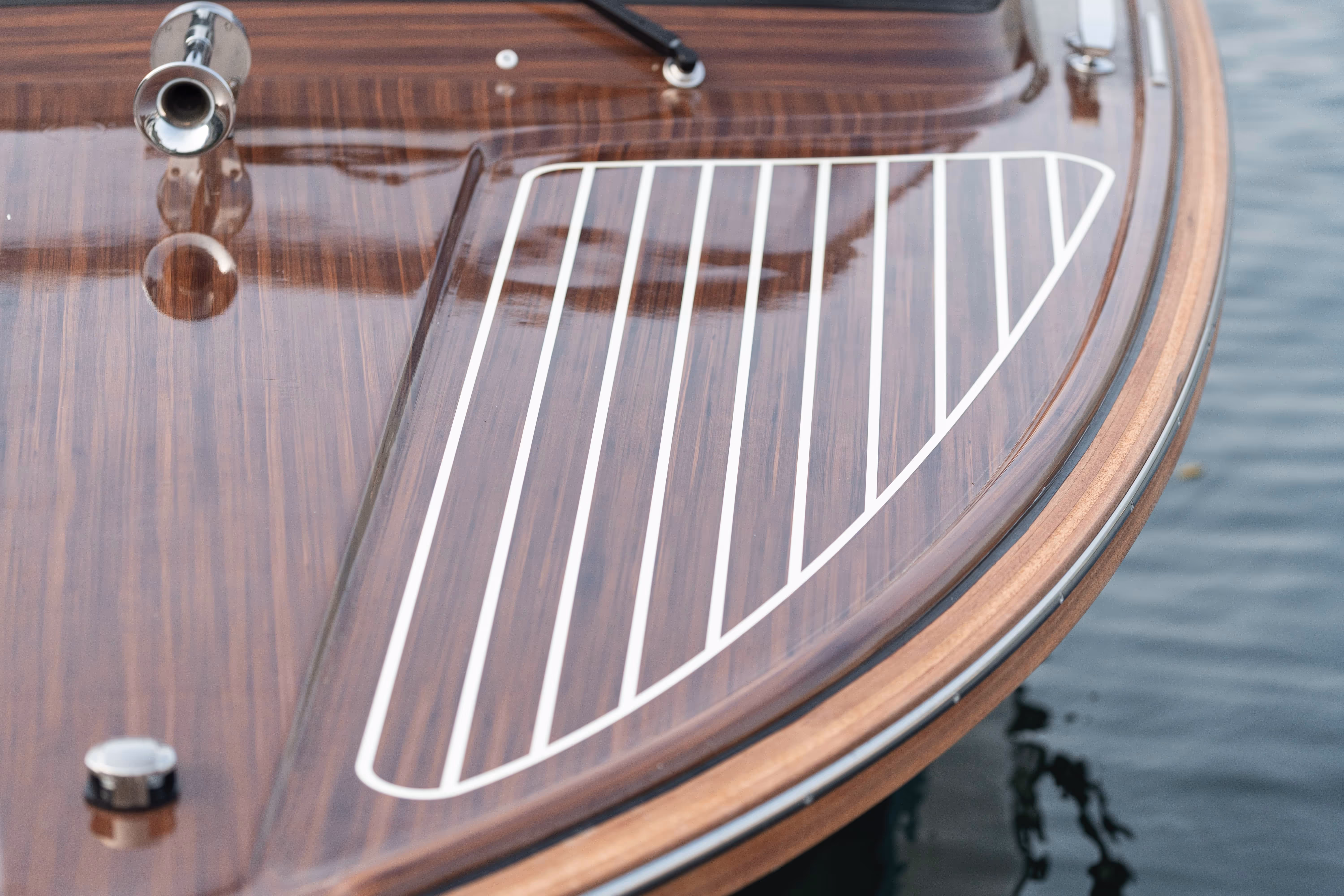 Private and sharing boat tours on lake Como, Italy. Venetian taxi boat