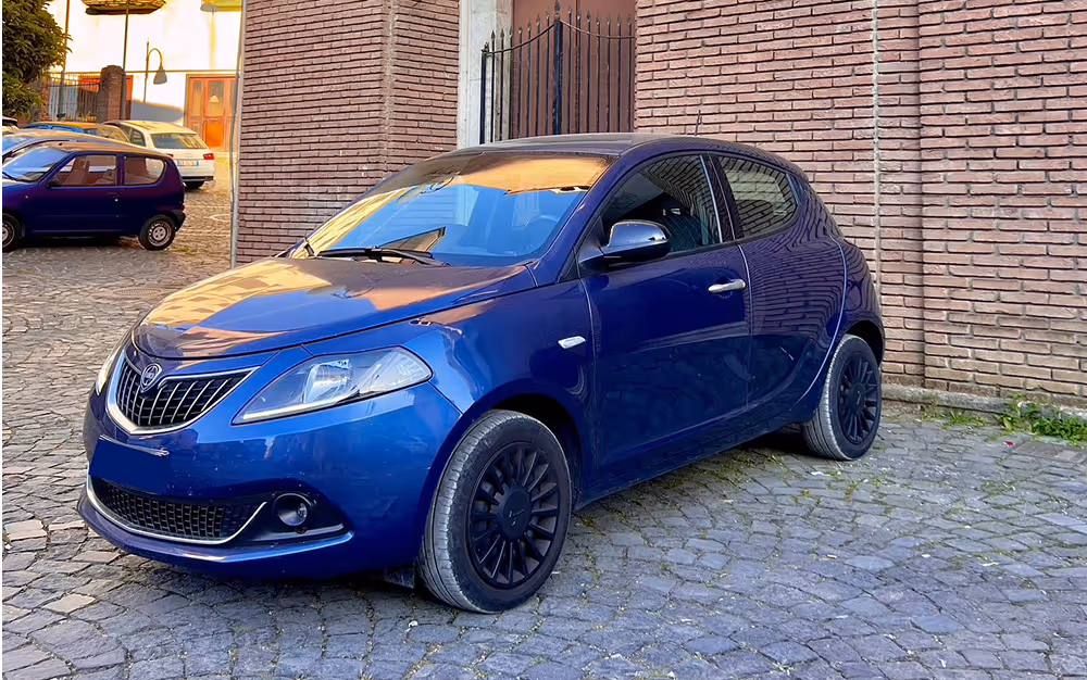 Rent car in Como. Lancia Ypsilon