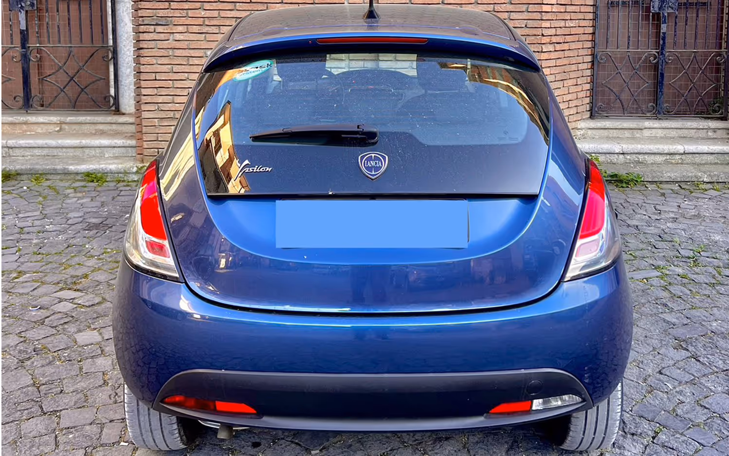 Rent car in Como. Lancia Ypsilon