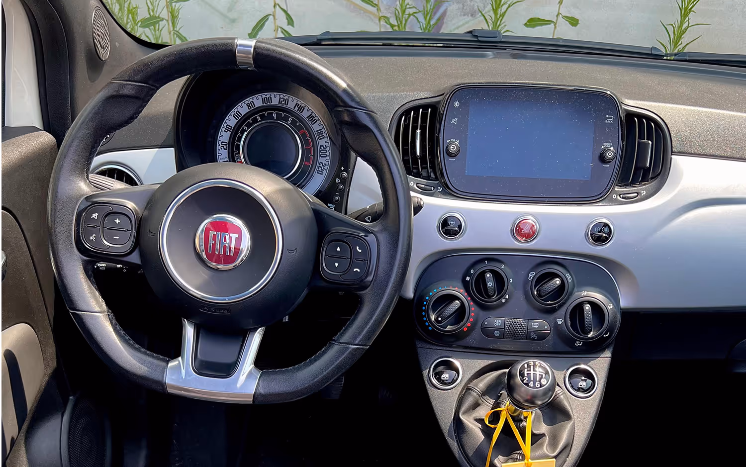 Rent car in Como. Fiat 500 Cabrio