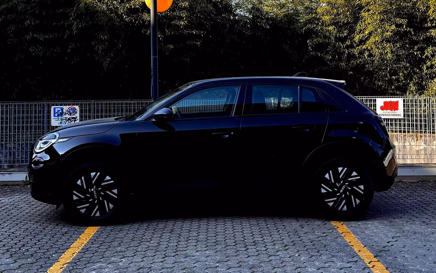 Rent car in Como. New Fiat 600