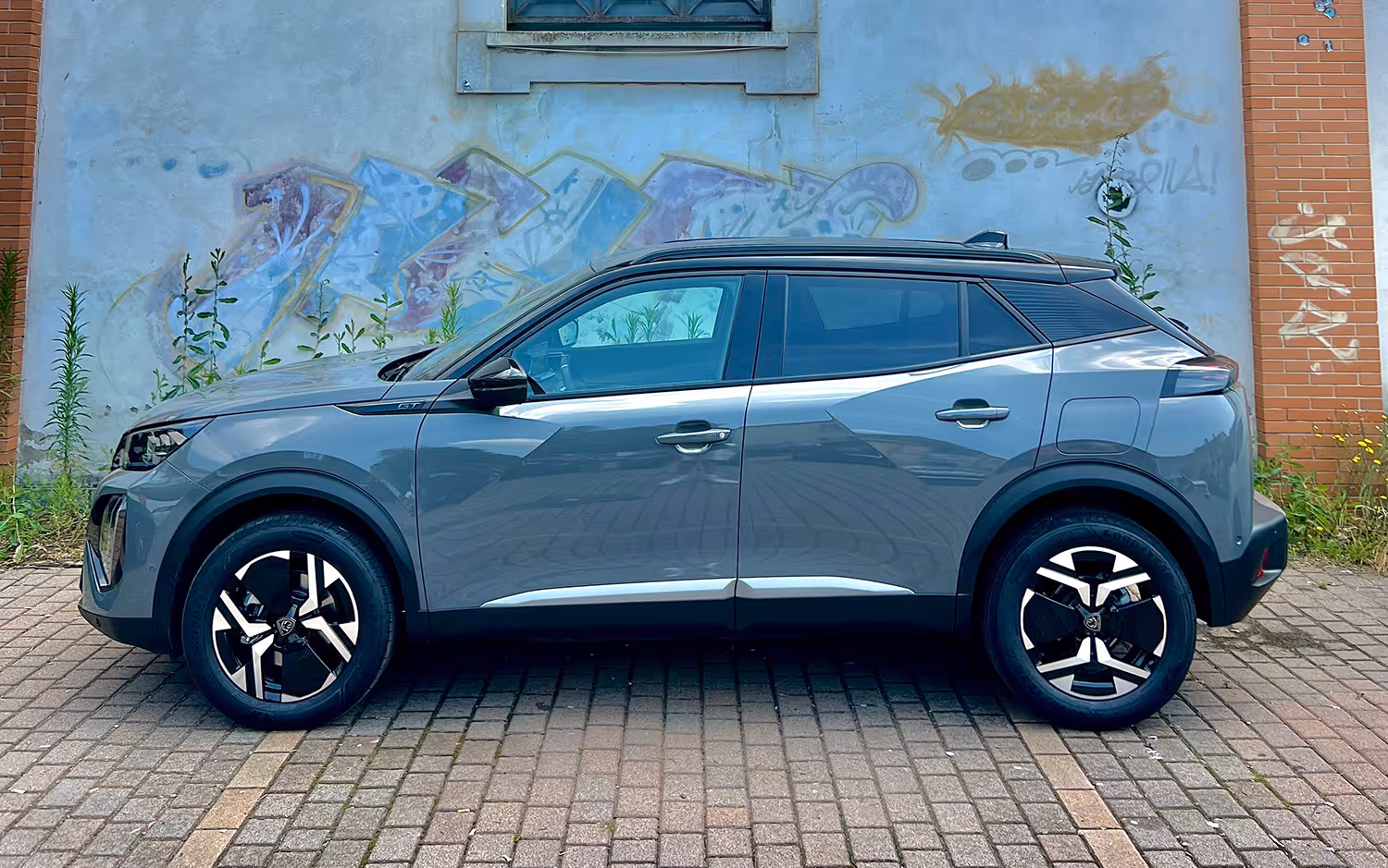 Rent car in Como. Peugeot 2008