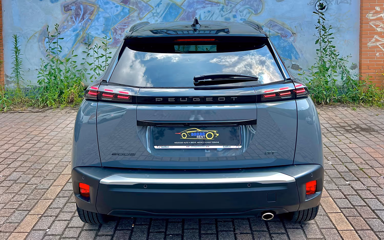 Rent car in Como. Peugeot 2008