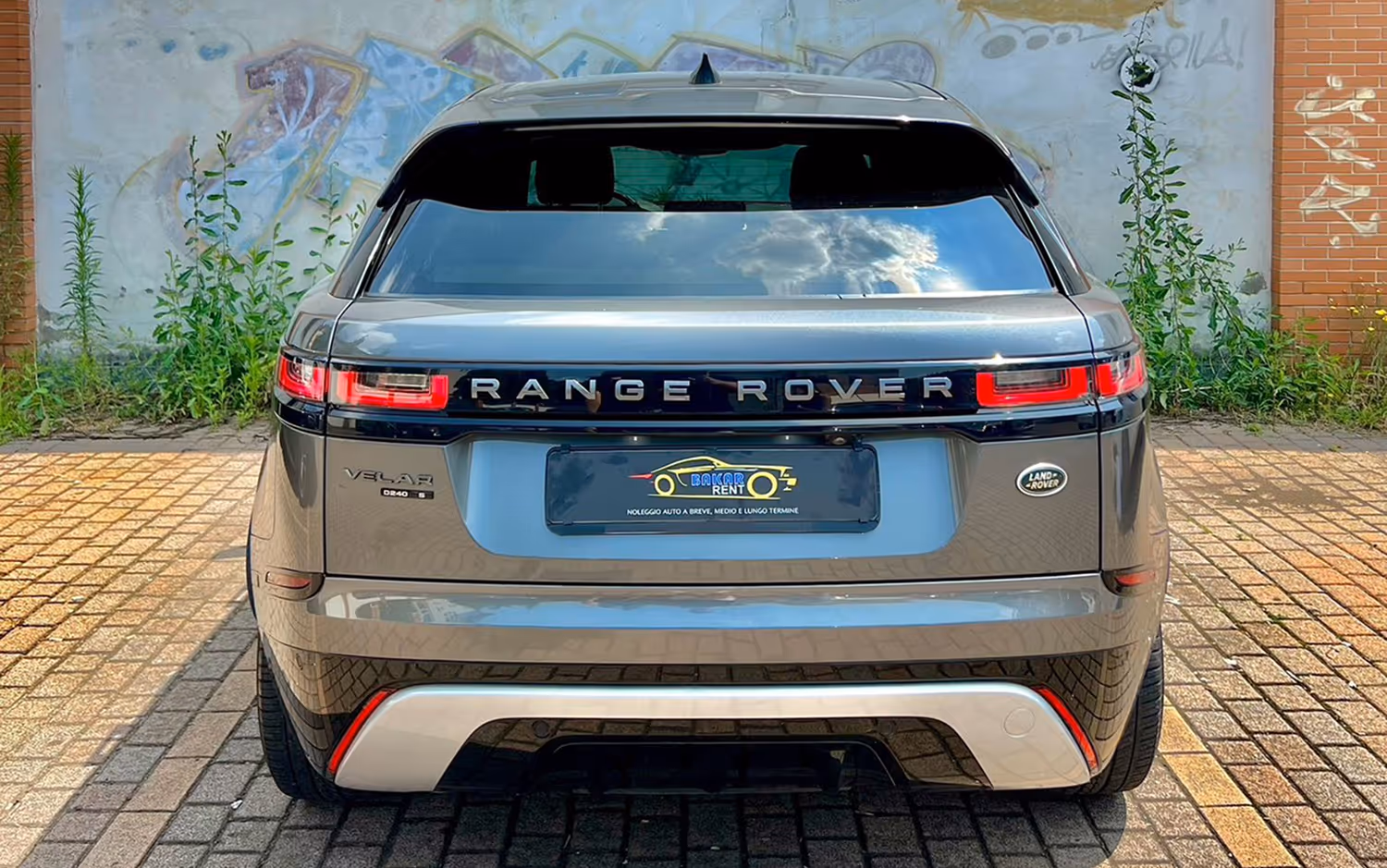 Rent car in Como. Range Rover Velar