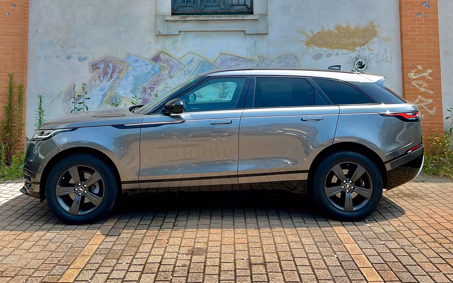 Rent car in Como. Range Rover Velar