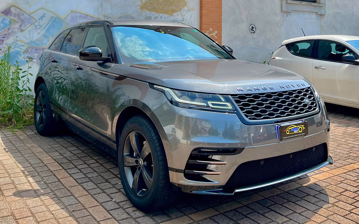 Rent car in Como. Range Rover Velar