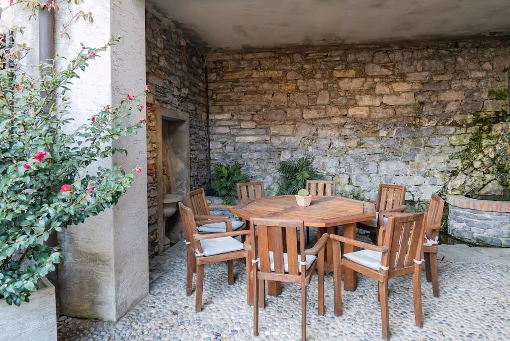 One-bedroom apartment in Moltrasio, free parking & garden