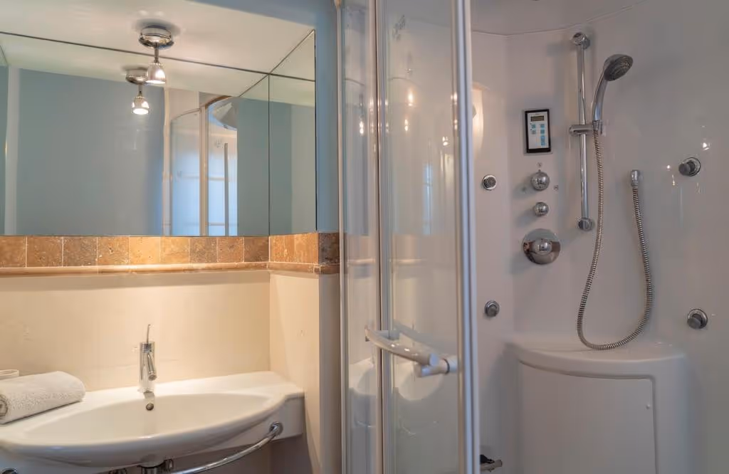 One-bedroom apartment in Moltrasio, free parking & garden