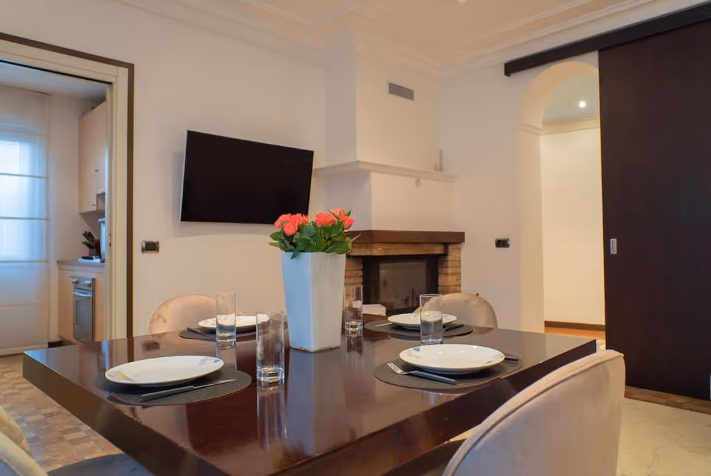 One-bedroom apartment in Moltrasio, free parking & garden