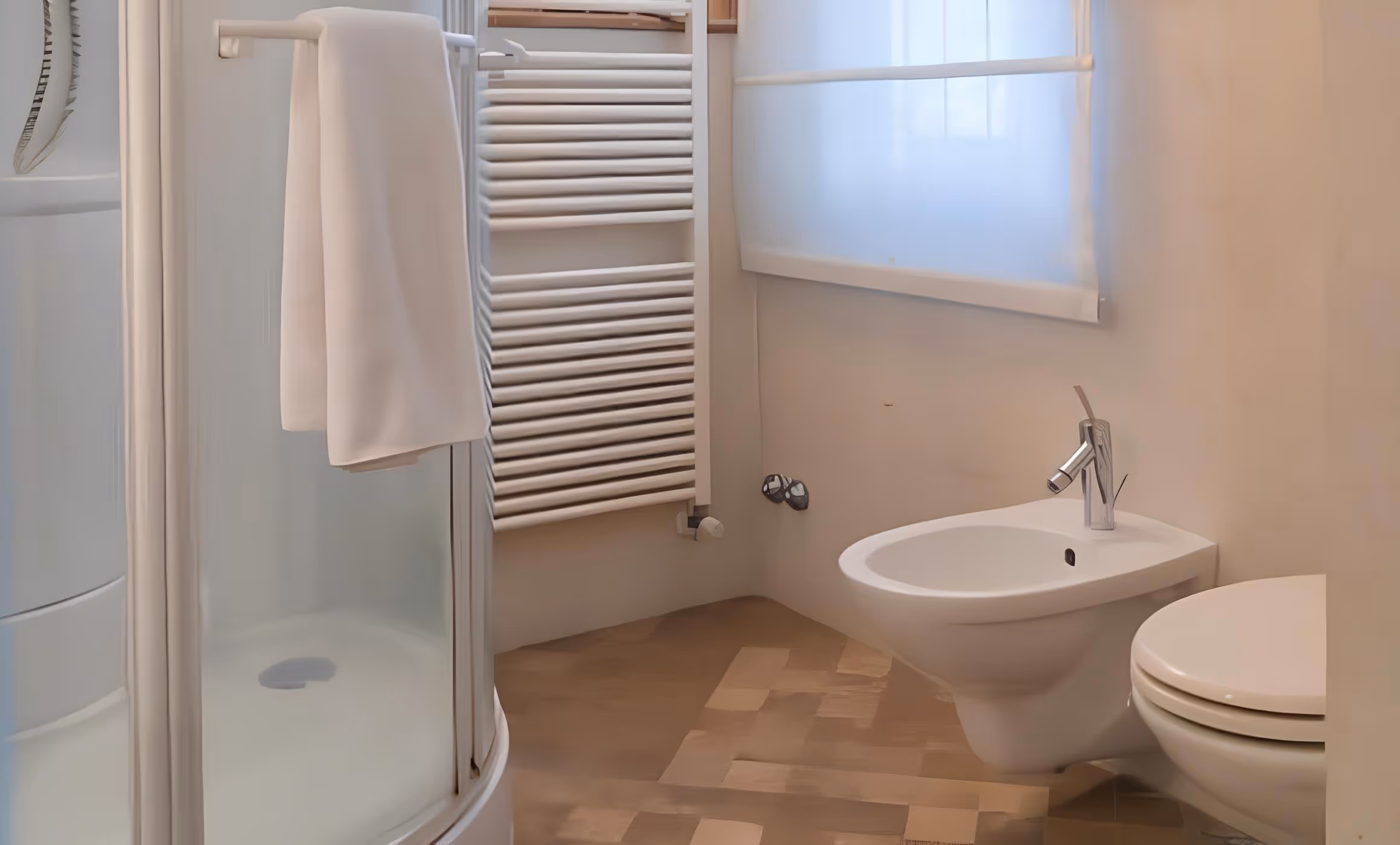 One-bedroom apartment in Moltrasio, free parking & garden