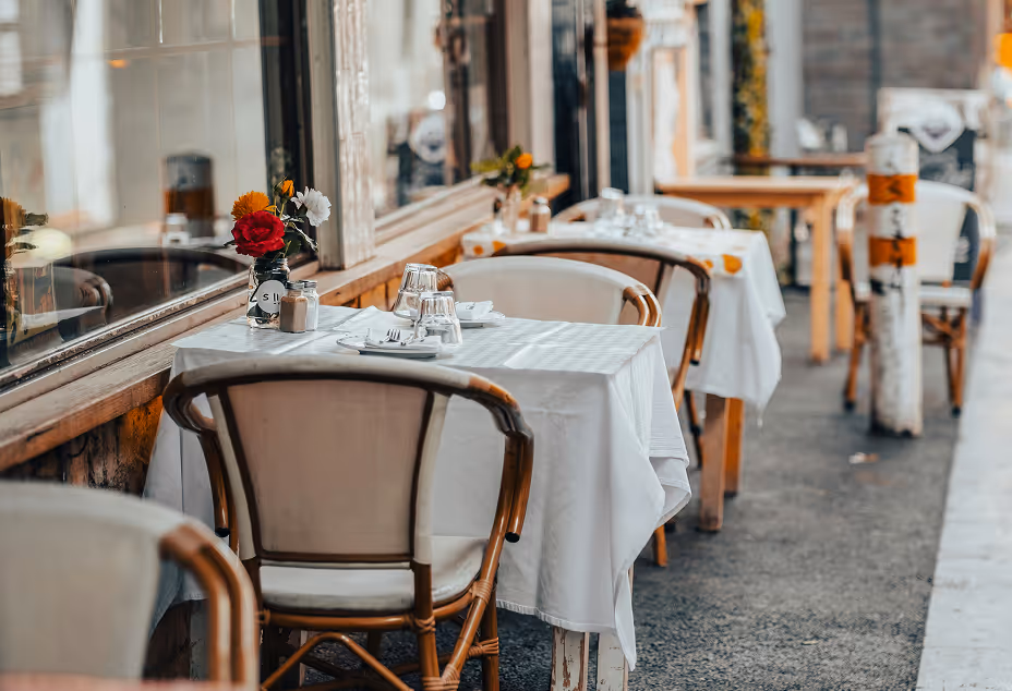 Reserving a table for dinner in Como, Italy