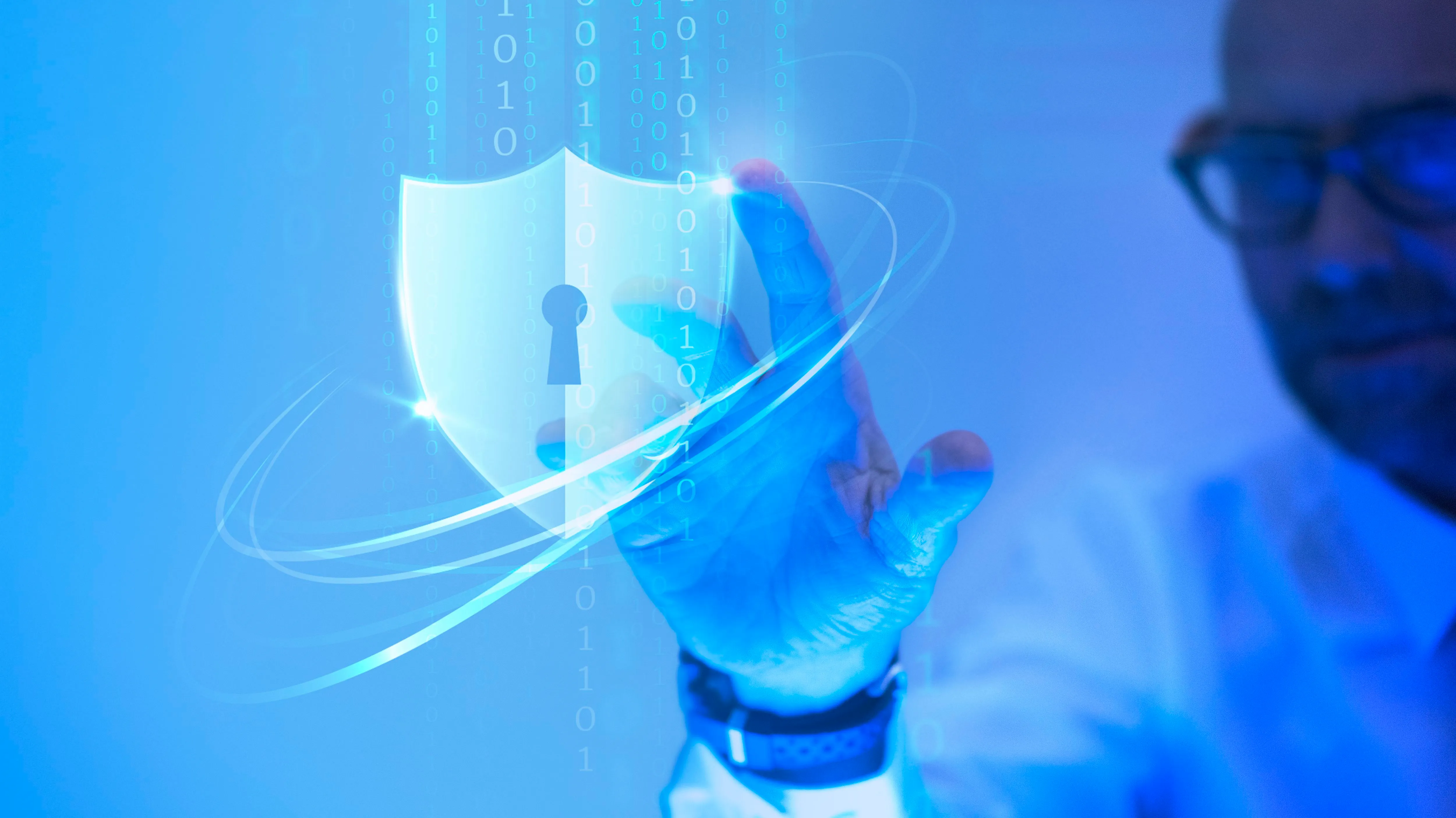 uomo tocca un icona a formo di scudo con una serratura