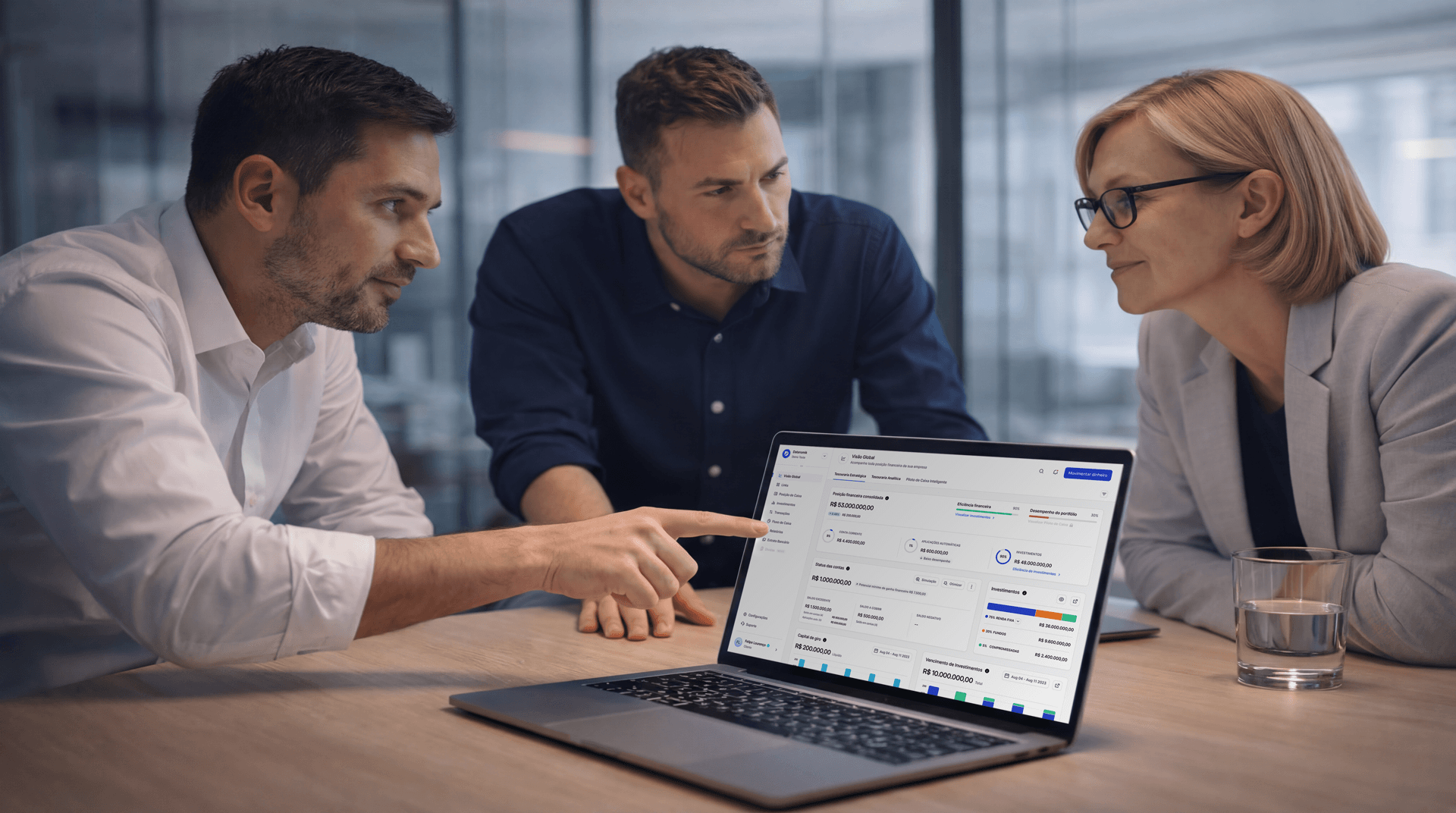 Equipe financeira analisando dashboard de gestão de caixa e liquidez no software Datanomik