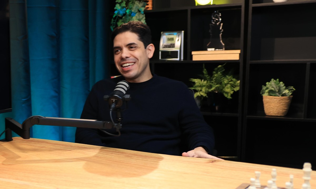 Sandro Oliveira en el episodio del podcast O Caixa é Rei