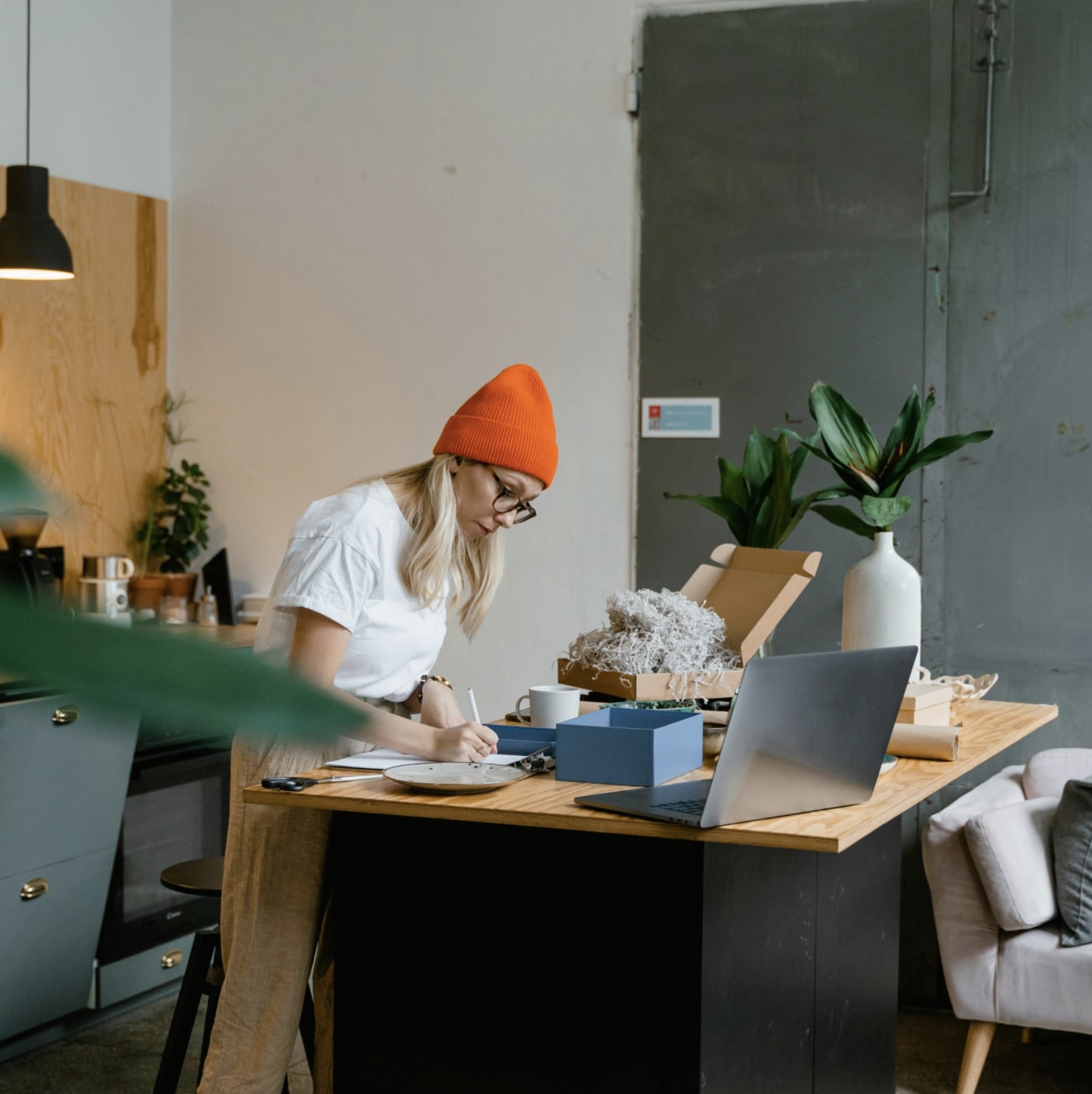 Frau in einer modernen Küche