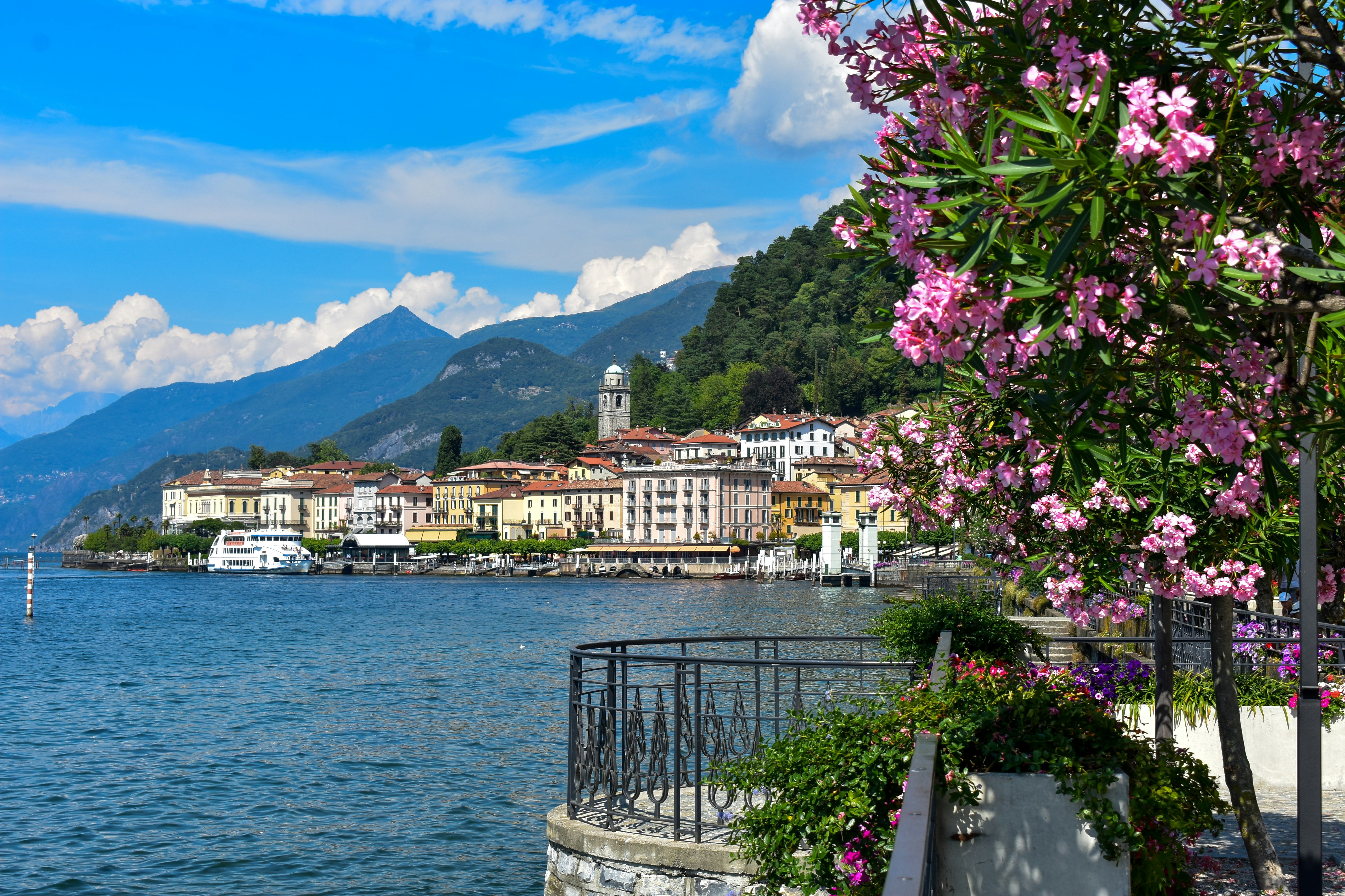 Vista sul Lago di Como circondato dalle montagne.