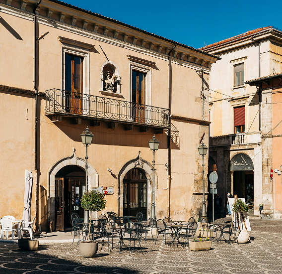 Piazza di un borgo storico italiano.