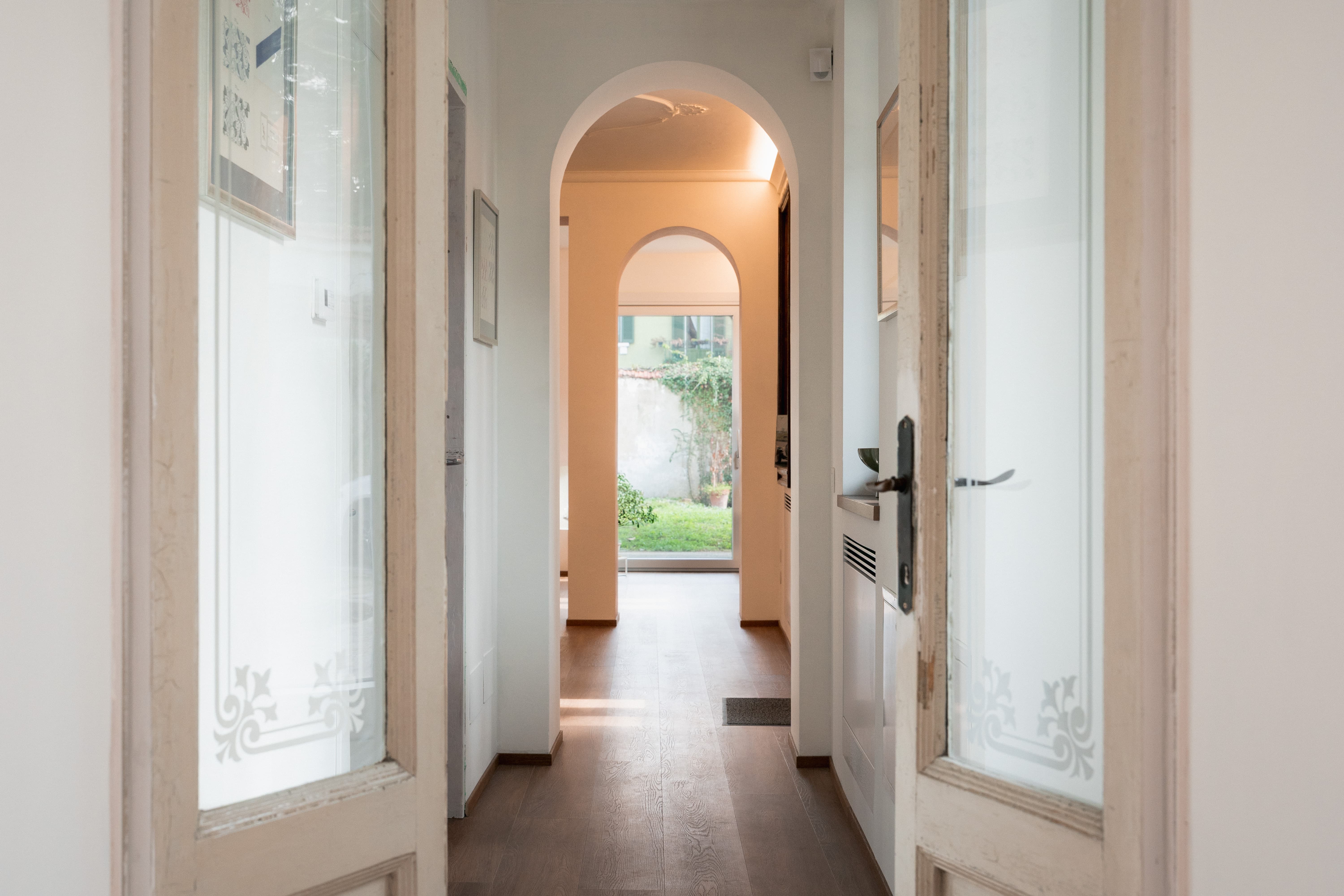 Interni luminosi della casa storica.