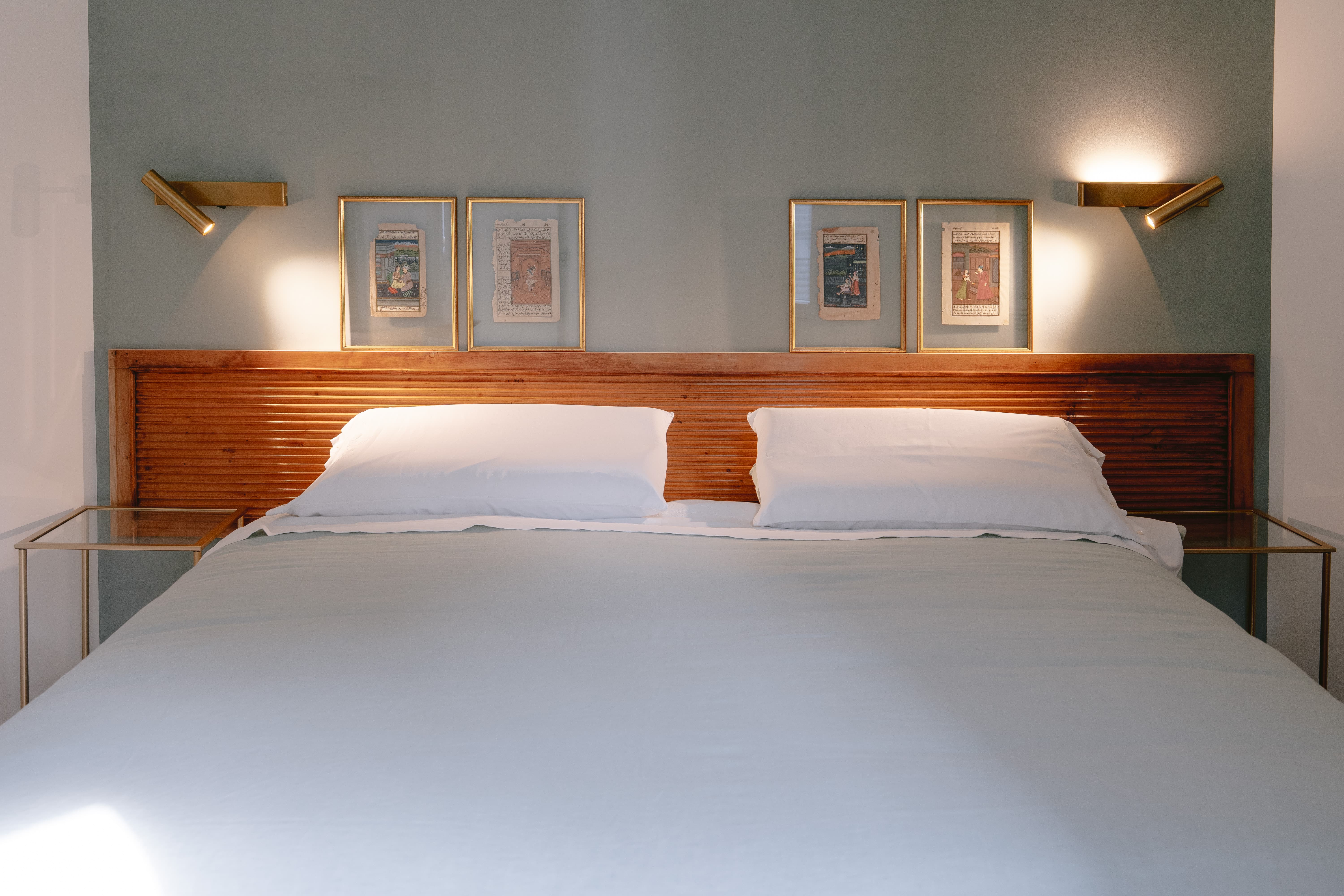Camera Glicine con letto matrimoniale e affaccio sulla corte interna.