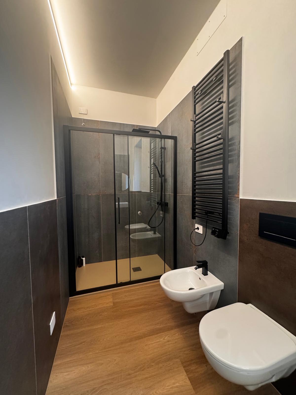 Bagno privato della camera Magnolia con ampia doccia.