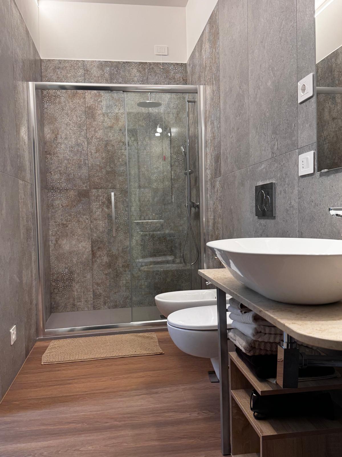 Bagno privato della camera Glicine con ampia doccia.