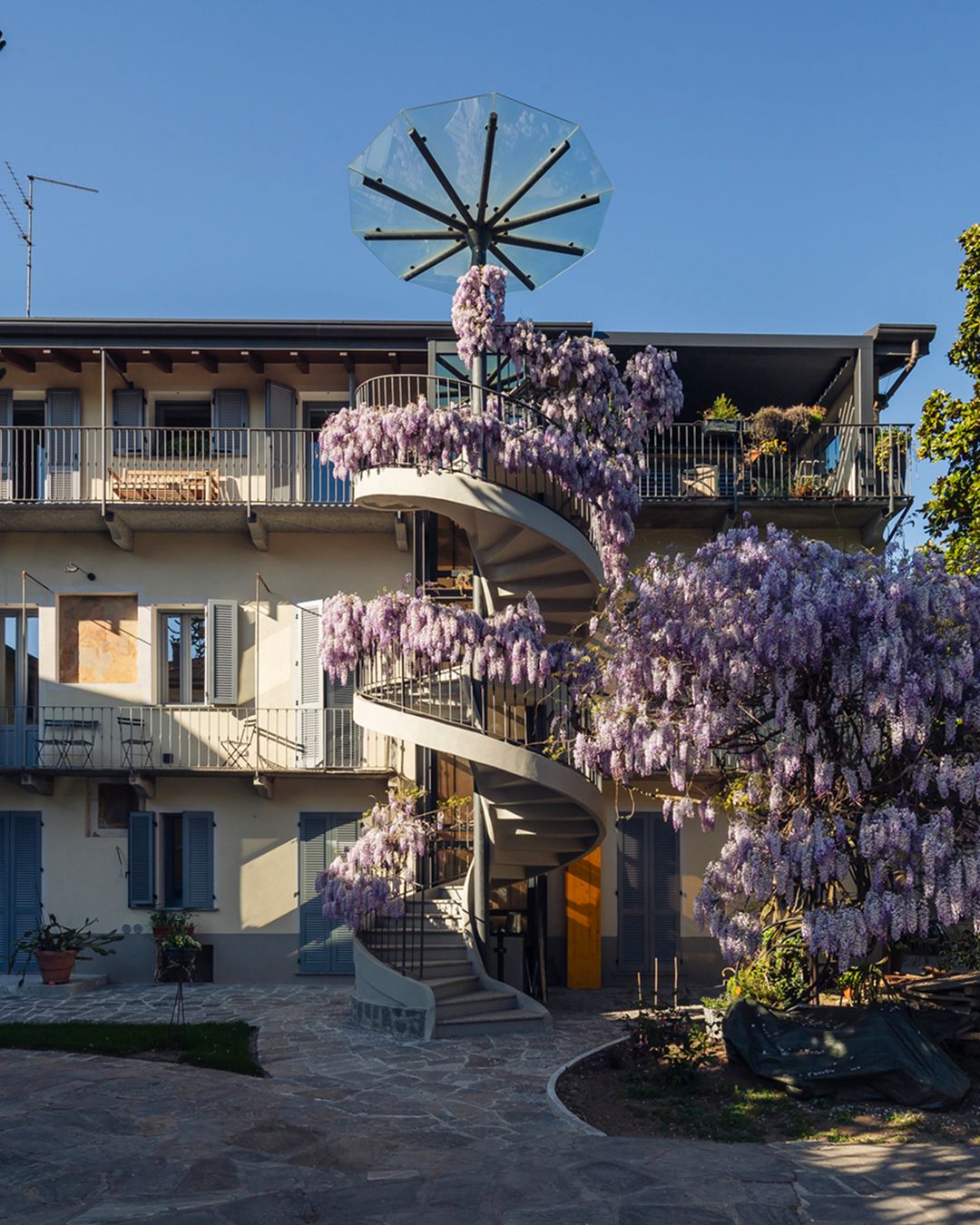 Corte Giusti circondata dal glicine in fiore.