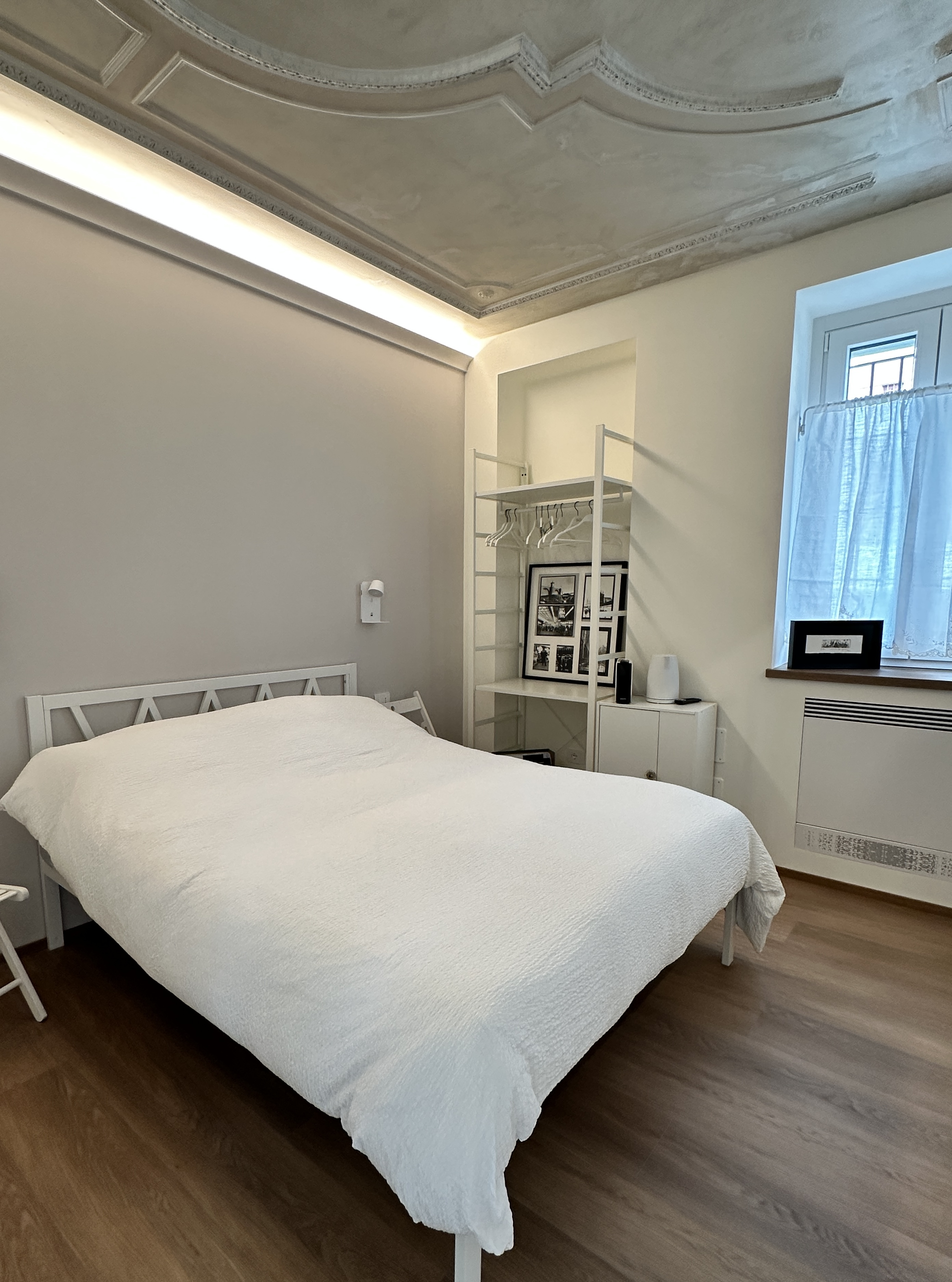 Interni della camera Araucaria con letto matrimoniale e dettagli originali della casa.