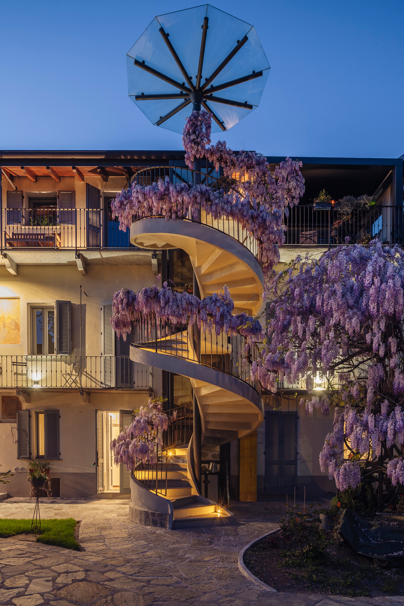 Interni luminosi di Corte Giusti con accesso al giardino.