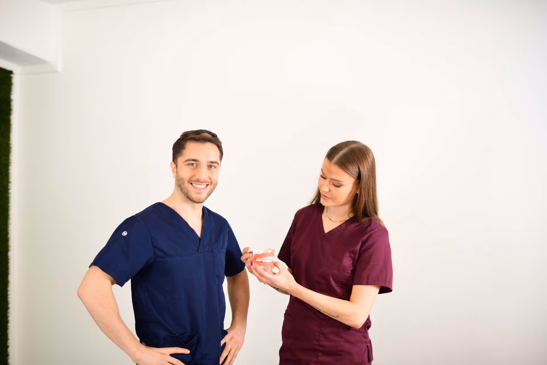 to ansatte som jobber hos Drøbak Tannlegevakt