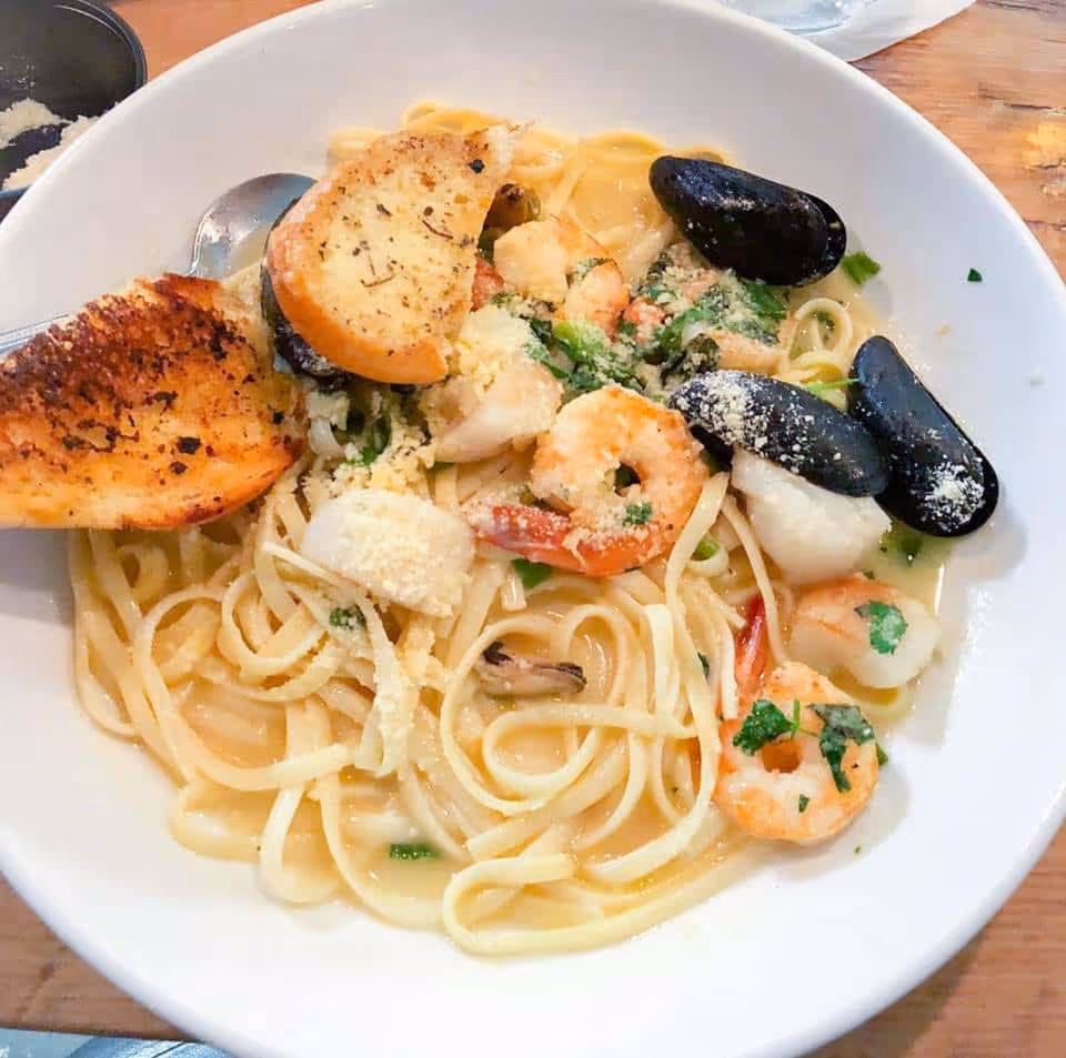 Pasta with shrimp, mussels, and garlic bread.