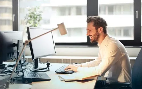 Consultant SEO freelance analysant les positions d'un site sur Google