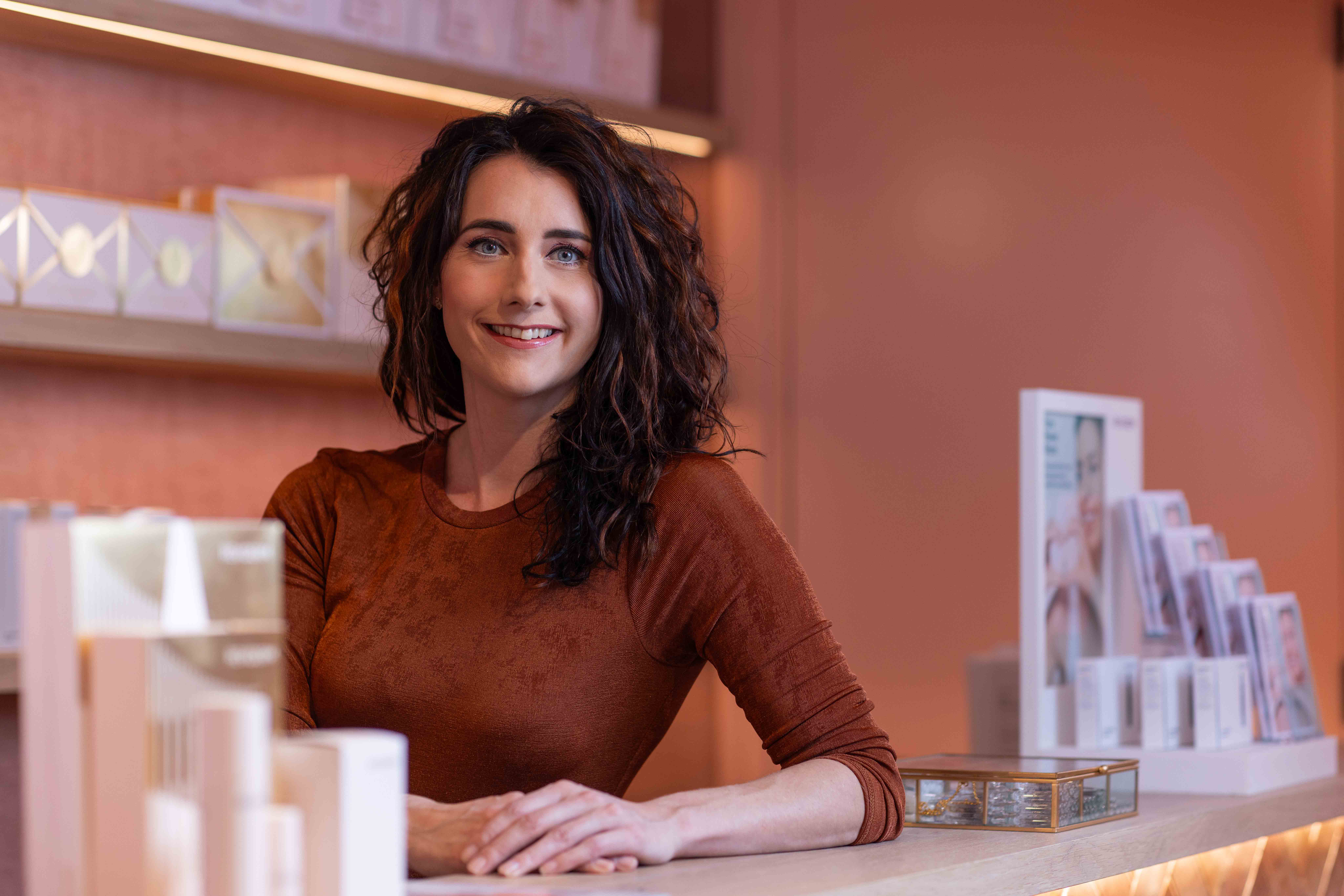Jennifer Haak in haar praktijk