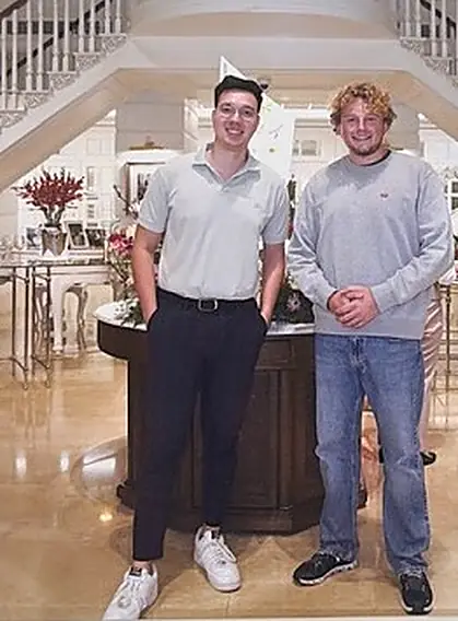 Raphael Leukel und Justus Kollritsch in einer Hotellobby in Bangkok