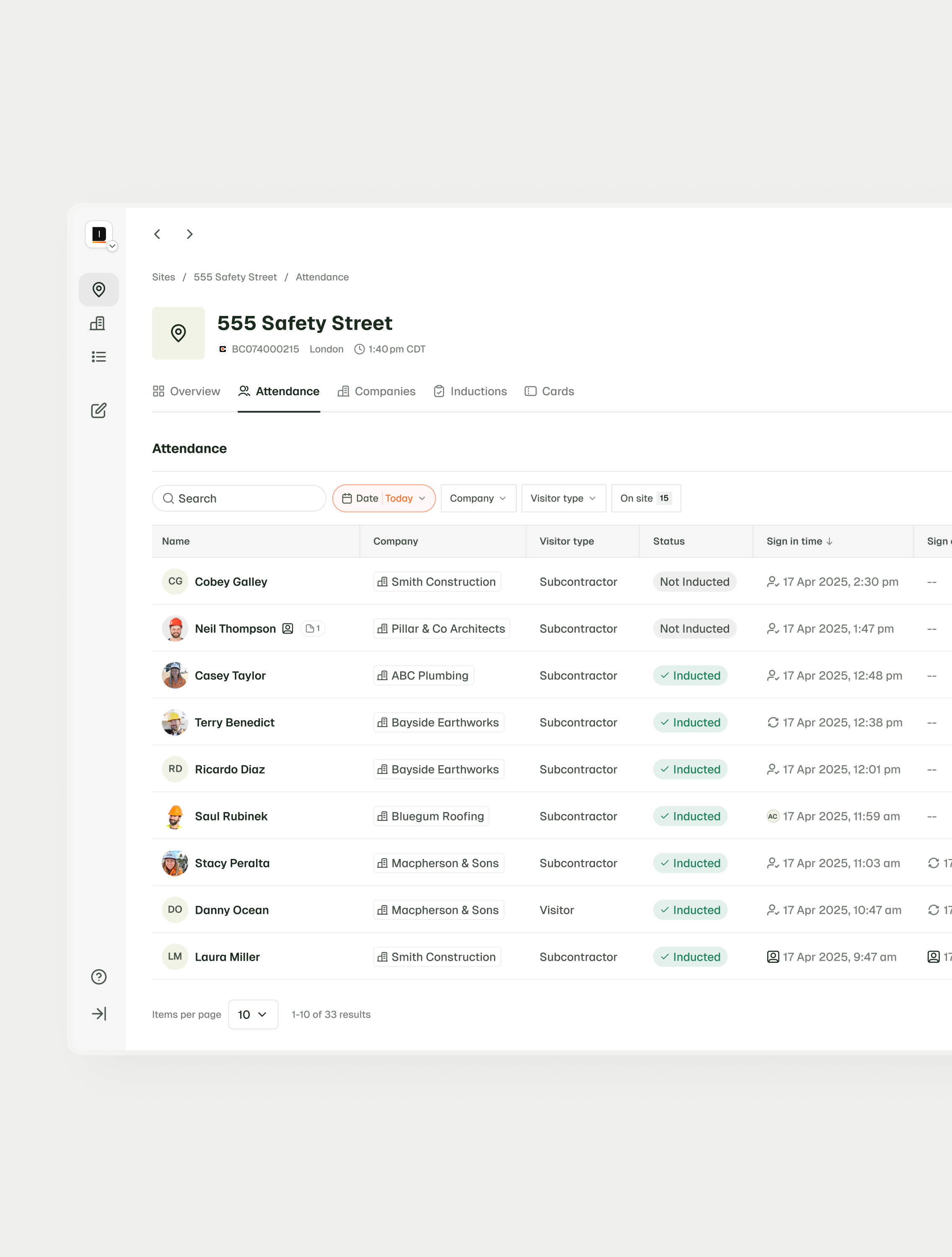 Dashboard and mobile app interface displaying worker attendance with names, suppliers, visitor types, and check-in times.