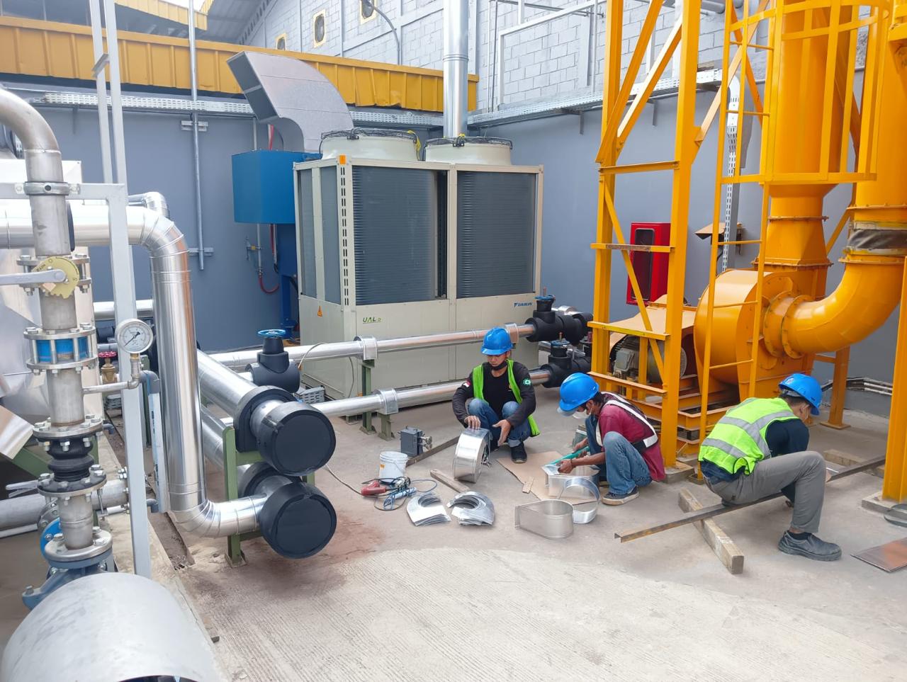 Meta Title: HVAC Installation Site Overview – Fritech Cipta Kulsistem Meta Description: Fritech Cipta Kulsistem technicians installing a complete HVAC system at an industrial project site in Bekasi.