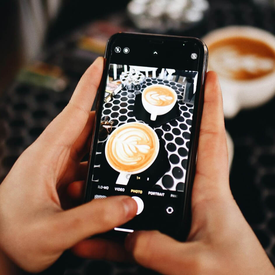 Людина фотографує каву