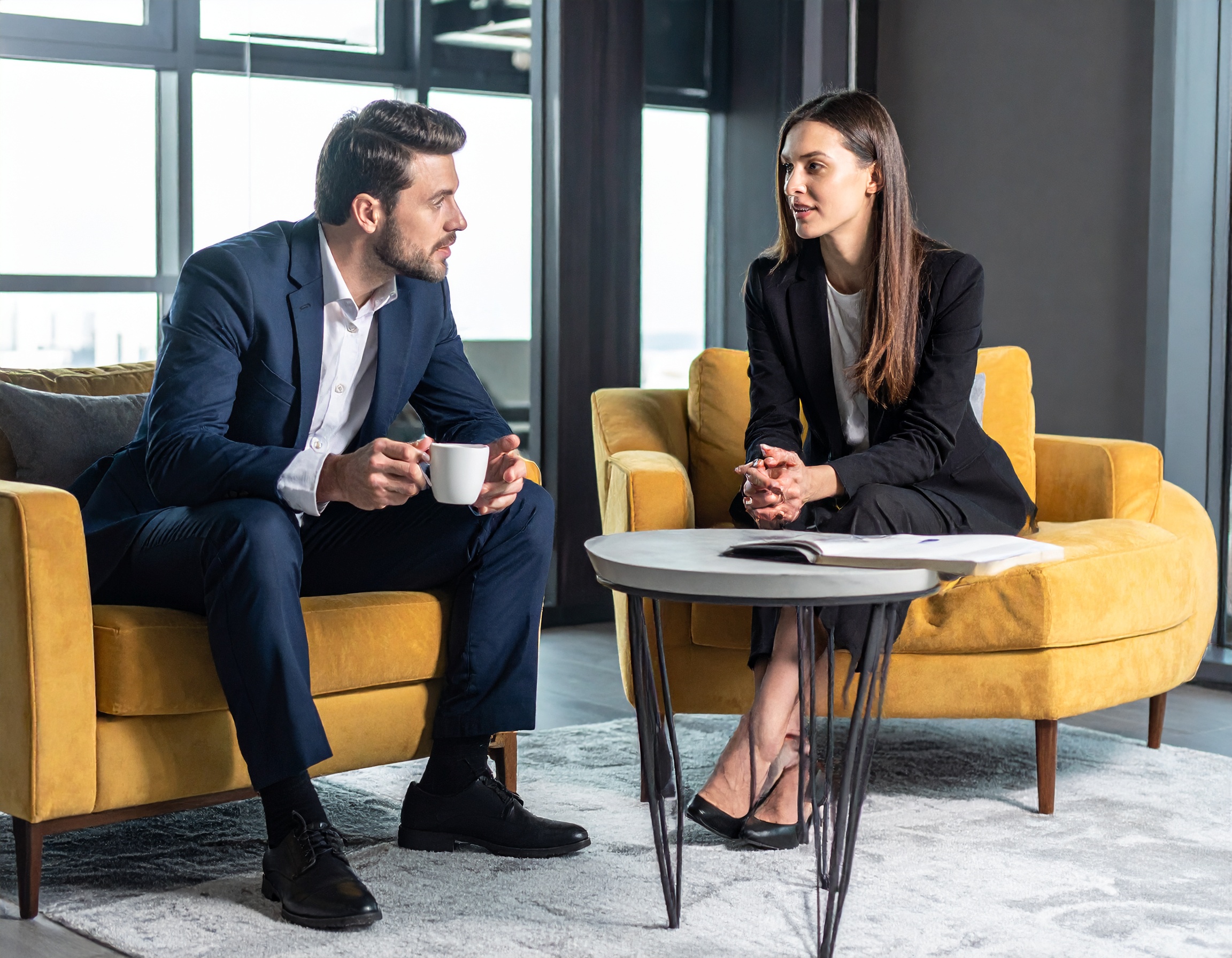 Réunion autour d'un café en agence de branding
