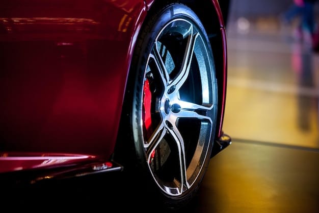Gros plan sur une roue en alliage avec un étrier de frein rouge sur une voiture rouge brillante.