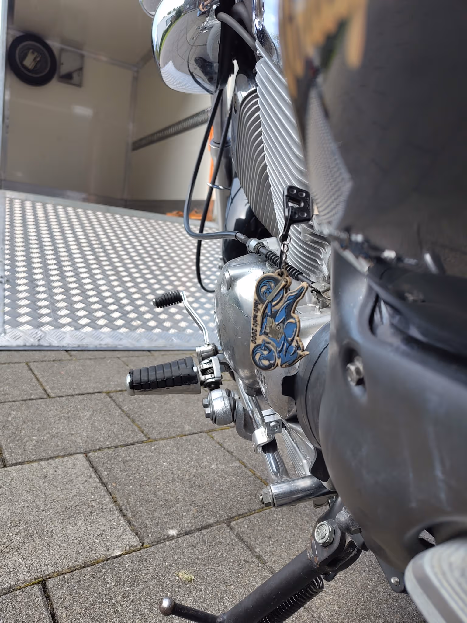 Yamaha Motorrad vor dem Verlad