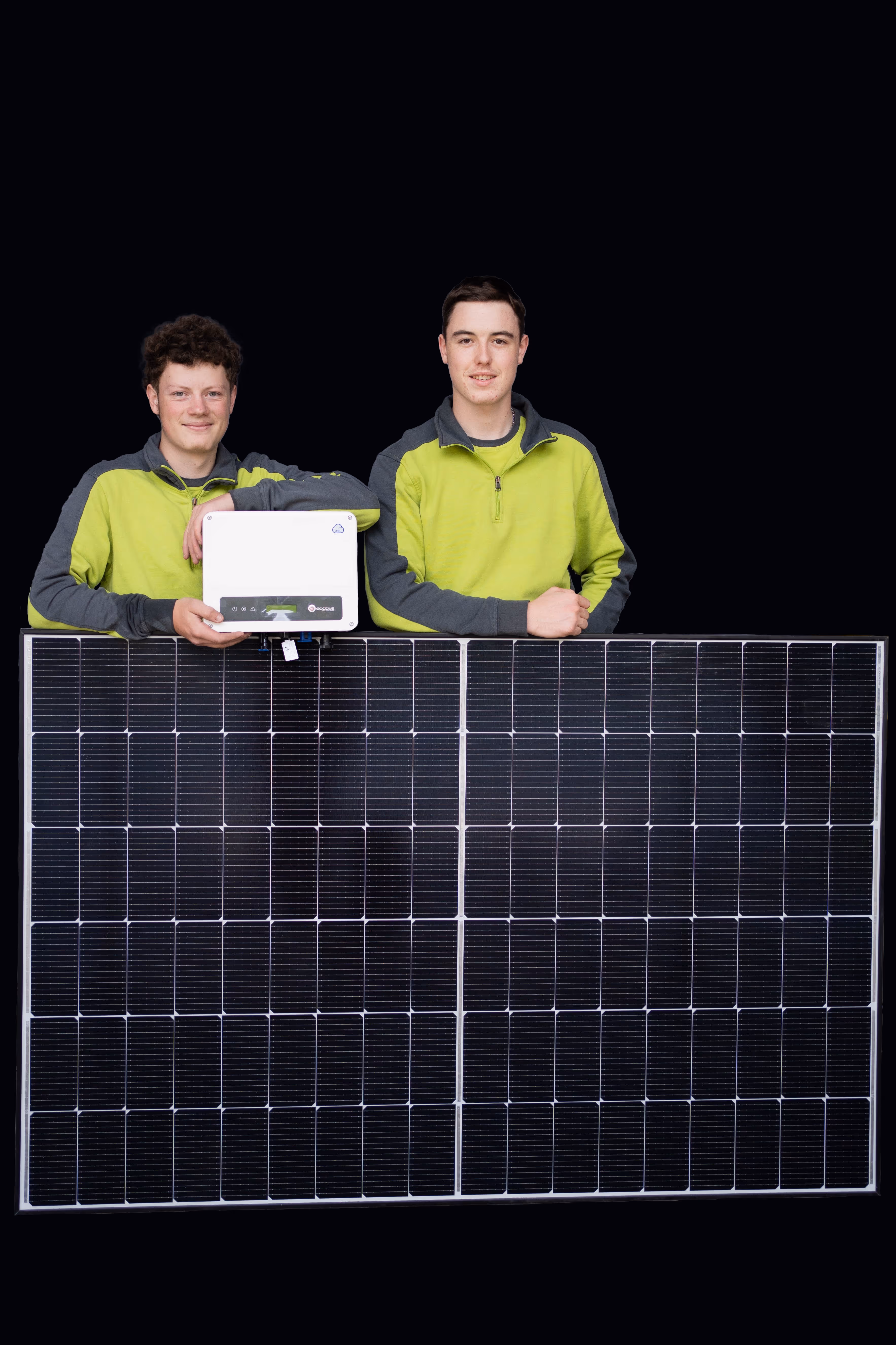 Zwei Mitarbeiter mit Solaranlage und Wechselrichter vor schwarzem Hintergrund