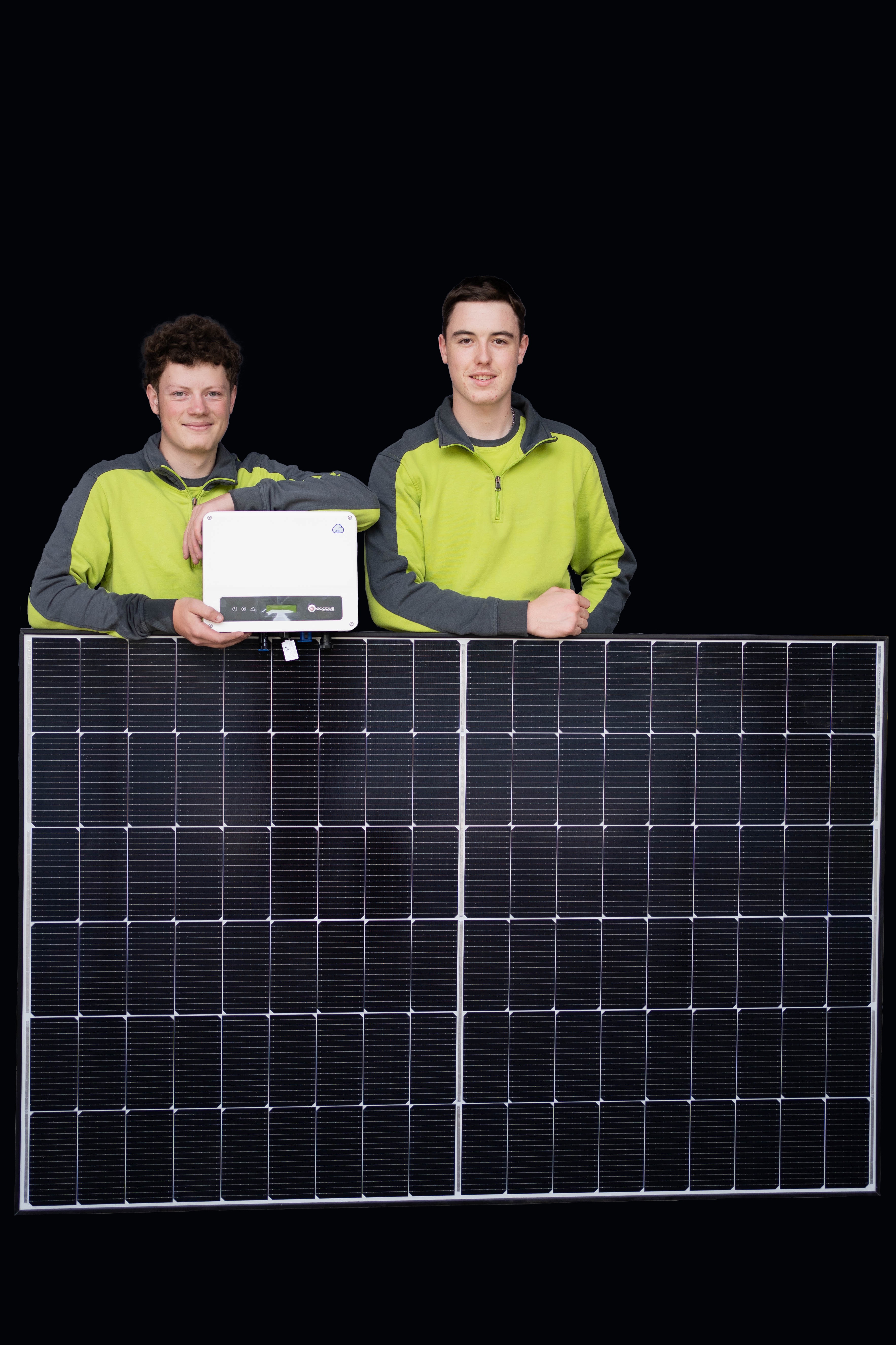 Zwei Mitarbeiter mit Solaranlage und Wechselrichter vor schwarzem Hintergrund