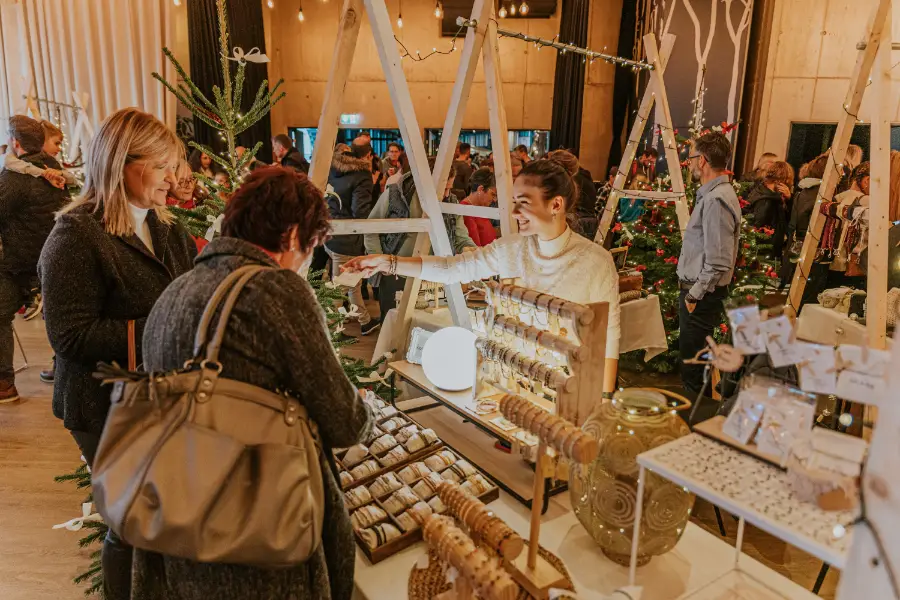 Weihnachtsmarkt im Foyer mit Besuchern und Weihnachtsdekoration