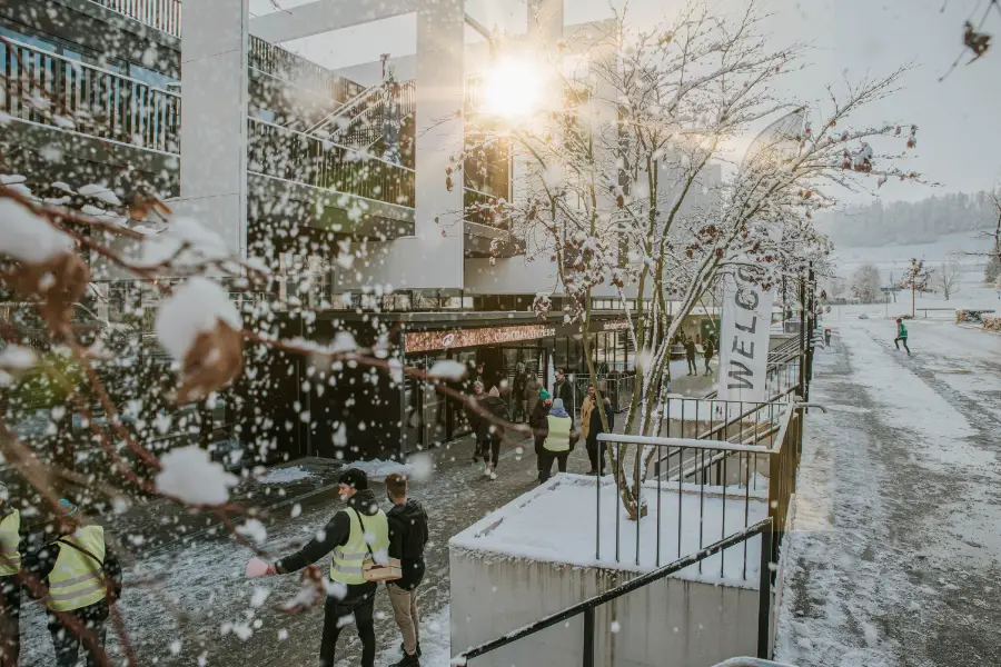 Eingang von THE HALL in Dübendorf während der Winterzeit