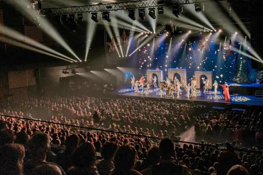 Bühnenbild der Weihnachtsshow 2025 mit Lichtshow und Tänzer