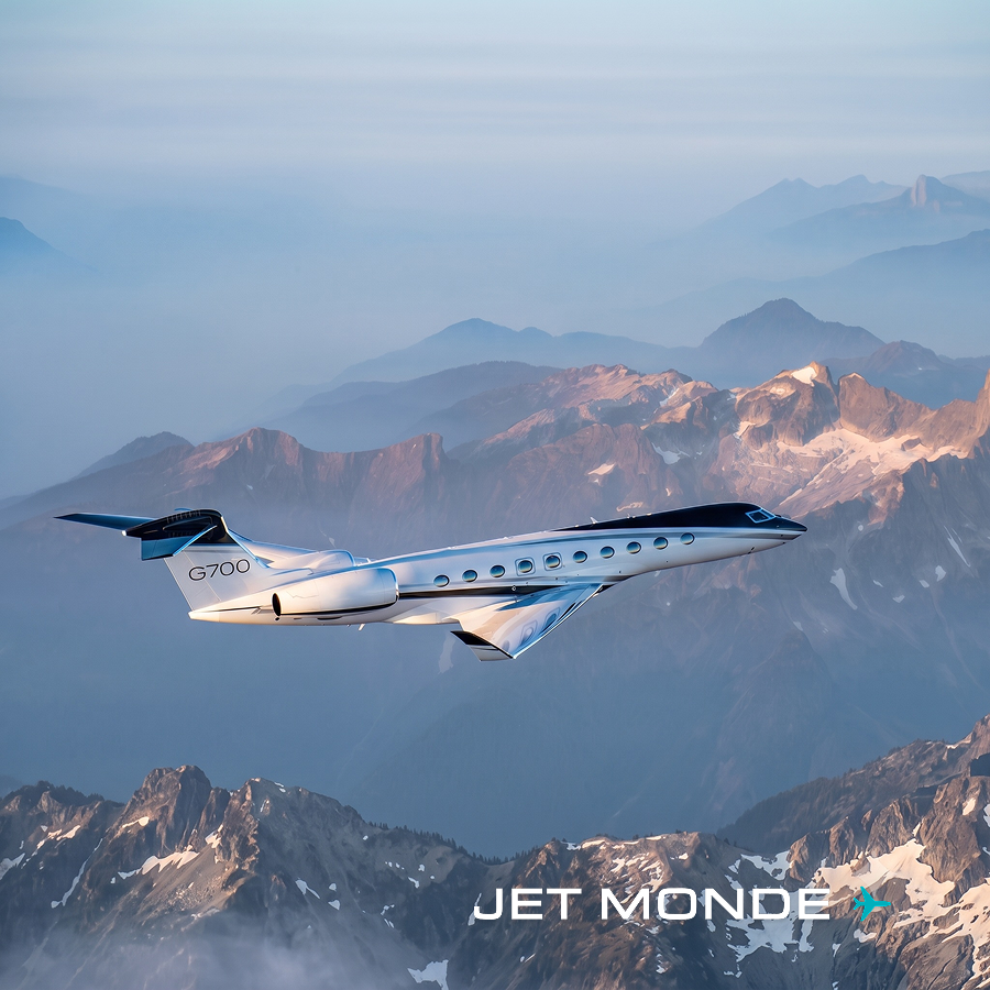 Jet d'affaires Gulfstream G700 en vol au-dessus des montagnes, symbole d'hyper-performance et d'autonomie intercontinentale