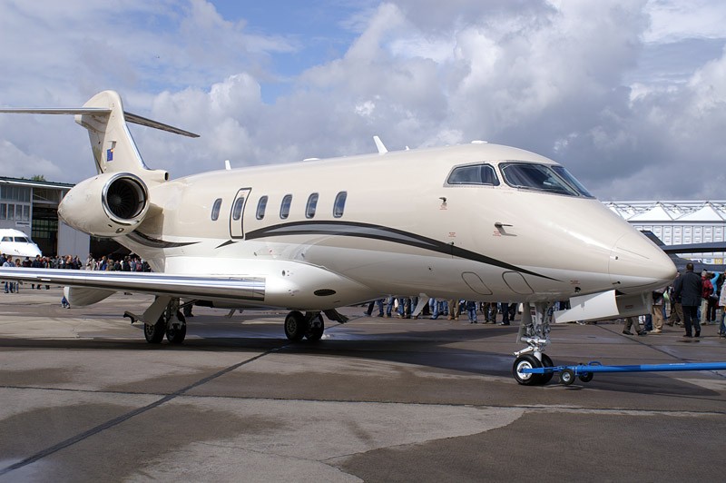 Jet privé / Jet d'affaires : Bombardier Challenger 300 sur le tarmac