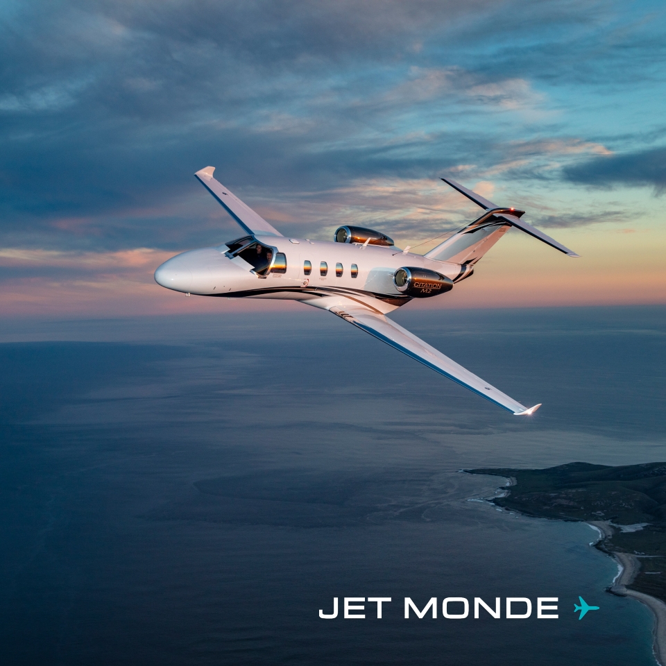Very Light Jet (VLJ) Cessna Citation M2 en vol au coucher du soleil au-dessus de la mer.